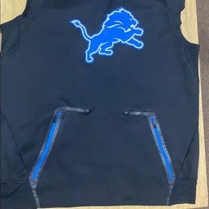 I’m selling this nice and warm sleeveless hoodie